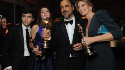 Alejandro González Iñárritu junto a su esposa e hijos.